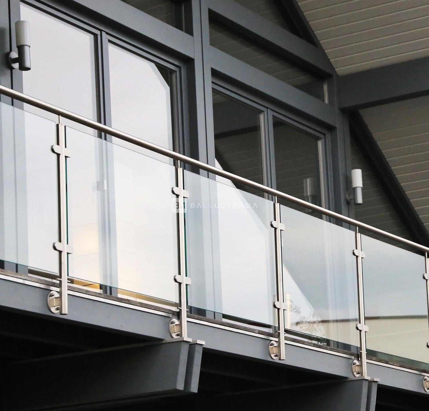 szklane balustrady na balkonie